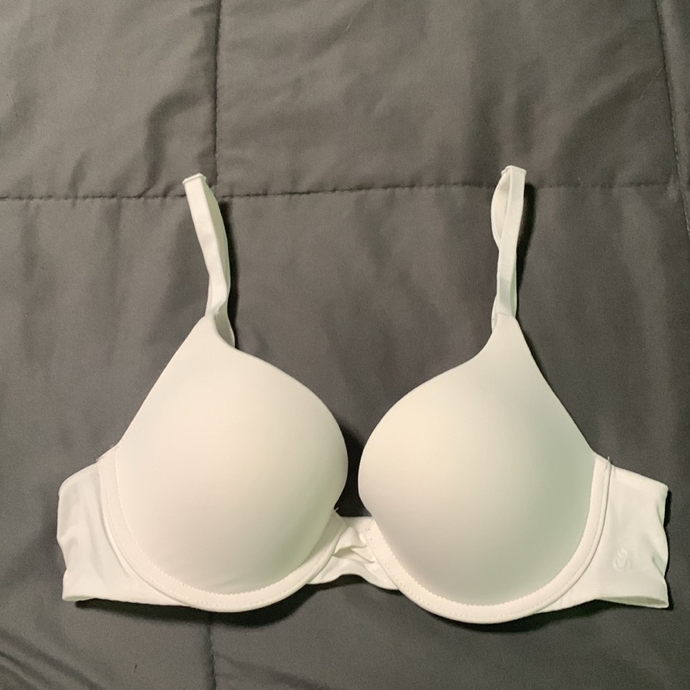 New without tags, Victoria’s Secret bra size 32B. Color is white.
